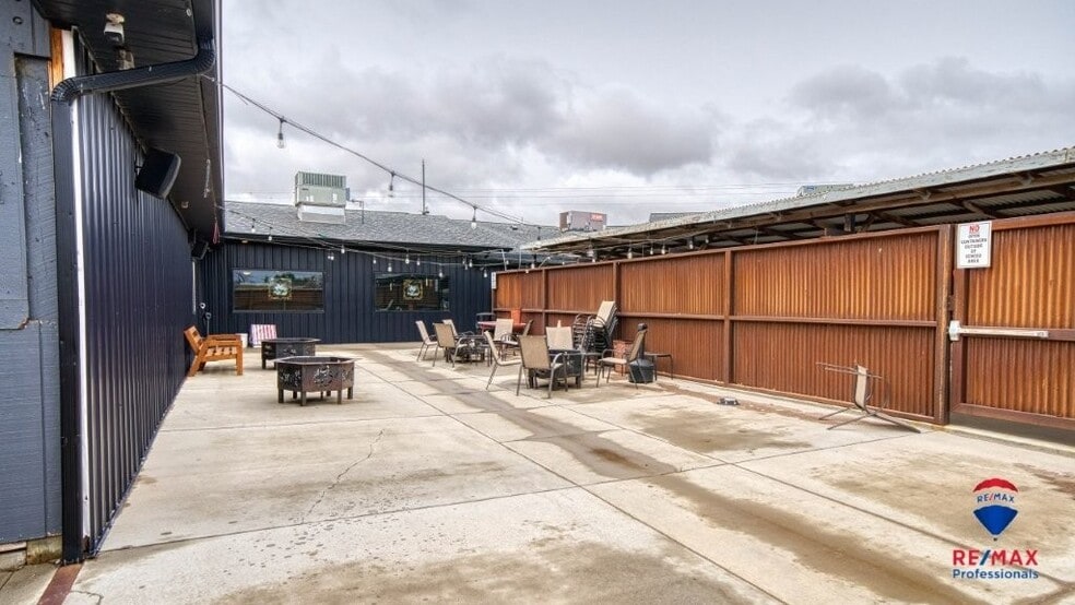 More Photos Of 5201 S Douglas Hwy, Gillette Bar For Sale