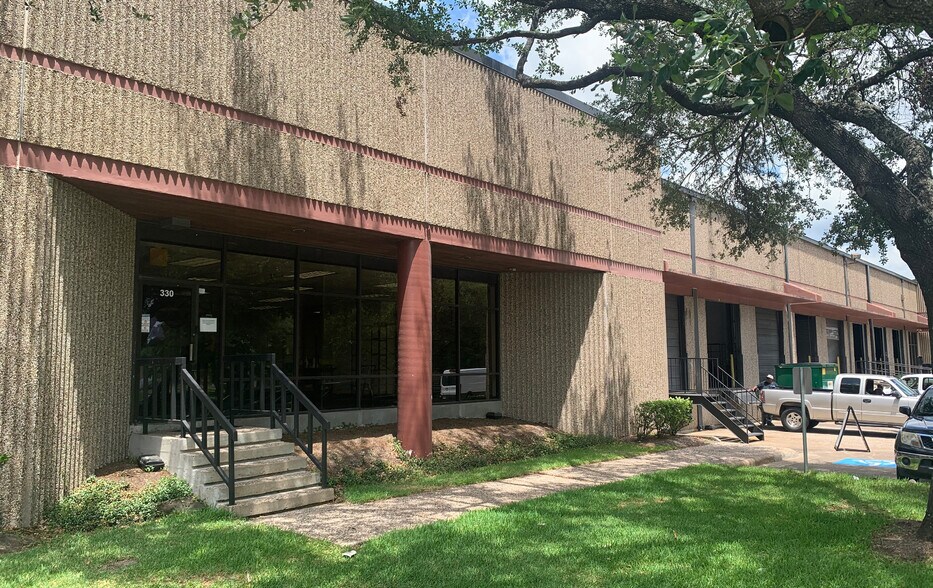 More Photos Of 302-350 W 38th St, Houston Warehouse For Lease