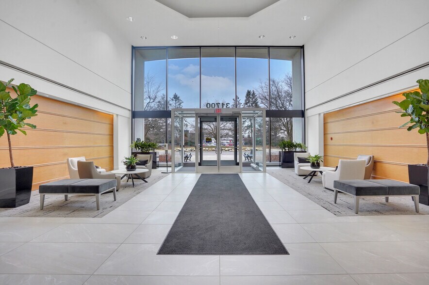 More Photos Of 31700 Middlebelt Rd, Farmington Hills Office For Lease