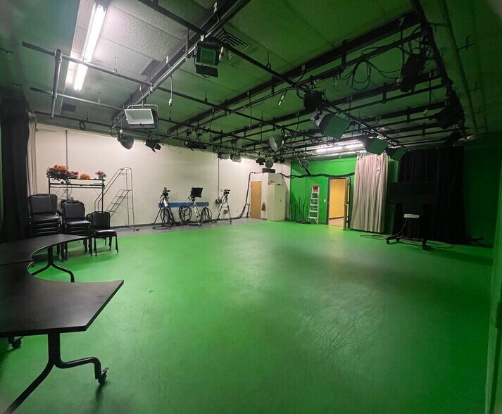 More Photos Of 1300-1318 Western Ave, Pittsburgh Flex For Lease