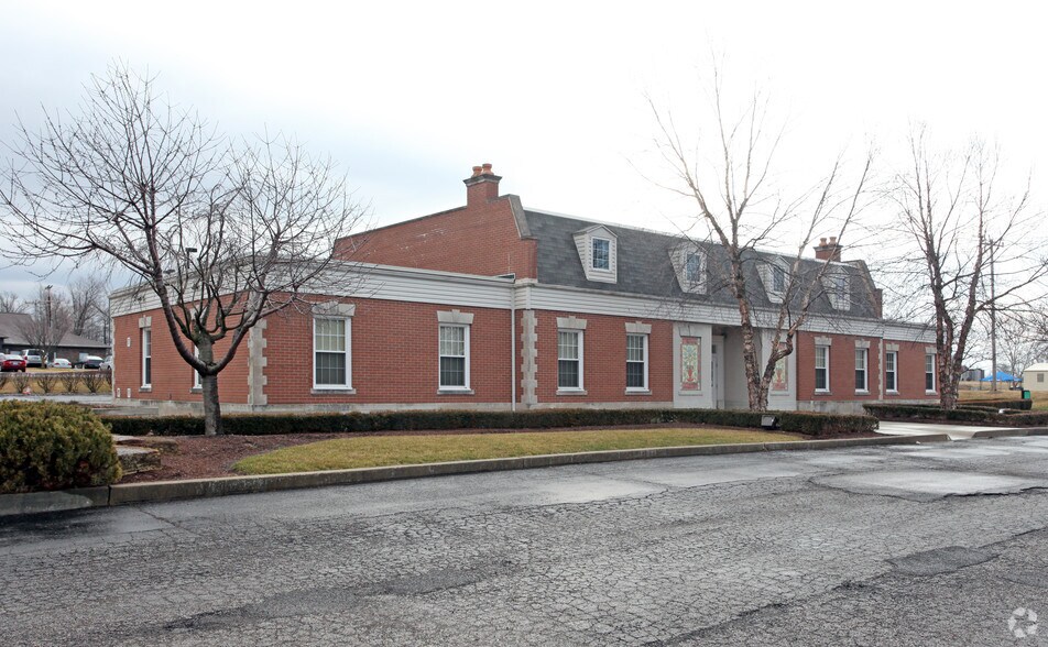 Primary Photo Of 39 Green Meadows Dr S, Lewis Center Office For Sale