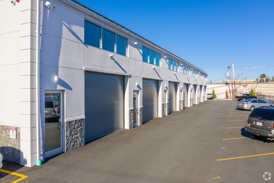 More Photos Of 586 Pleasant St, Watertown Flex For Lease