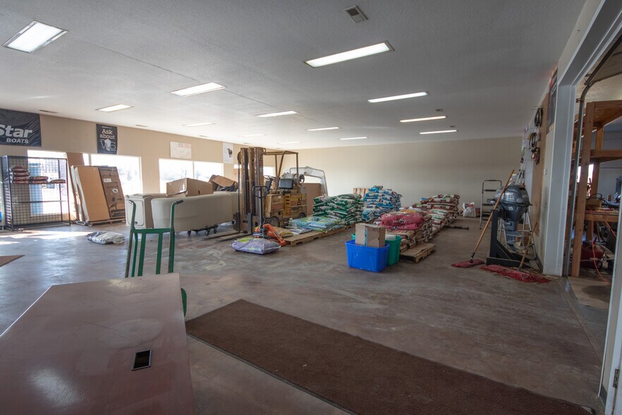 More Photos Of 375 NW US Highway 50, Centerview Light Distribution For Sale