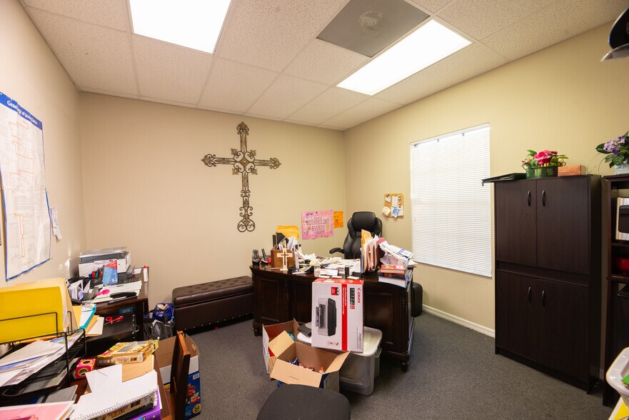 More Photos Of 8909 Regents Park Dr, Tampa Office Residential For Lease