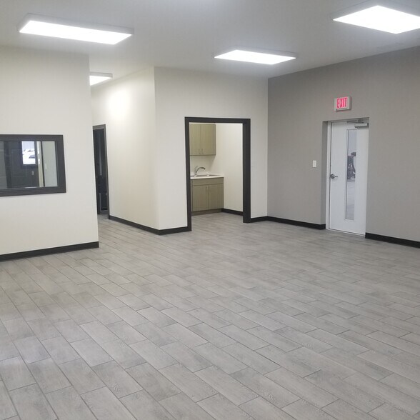 More Photos Of 13631 Alexander St, Cedar Lake Flex For Lease