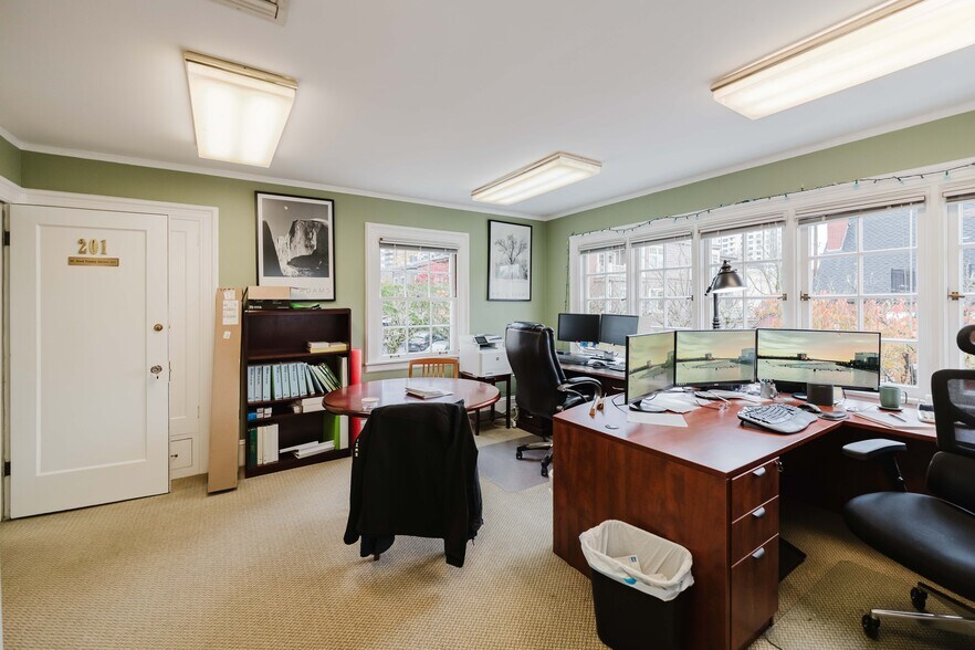 More Photos Of 2165 SW Main St, Portland Office For Sale