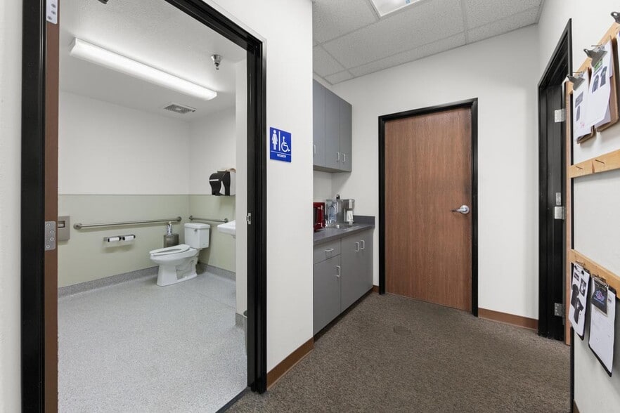 More Photos Of 661 Cochran St, Simi Valley Manufacturing For Sale