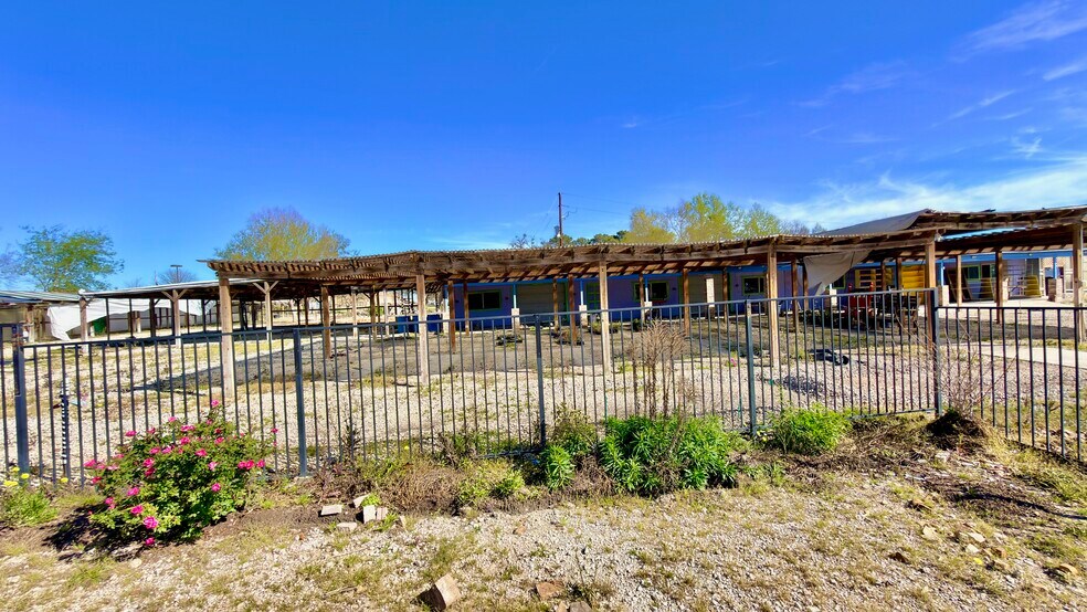 More Photos Of 20698 Eva St, Montgomery Garden Center For Lease