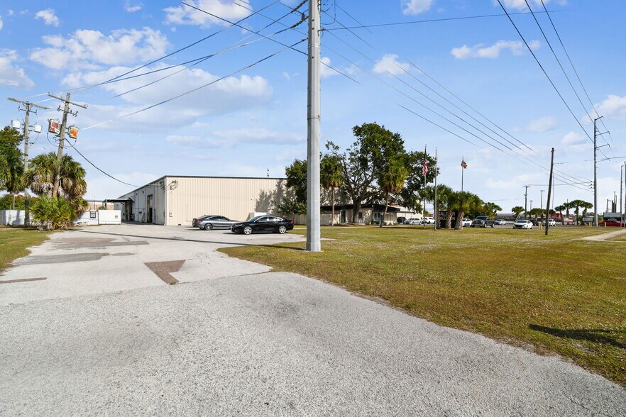 More Photos Of 4811 W Sligh Ave, Tampa Warehouse For Lease