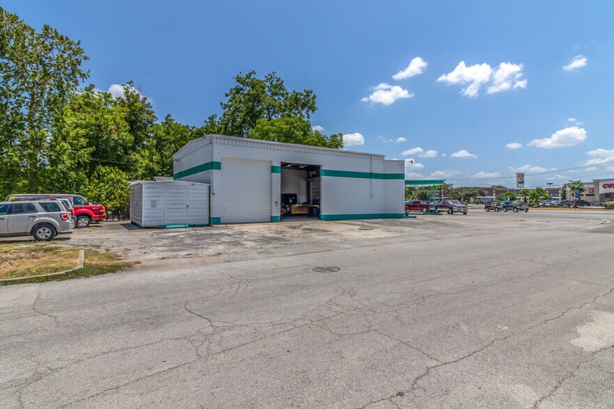 More Photos Of 211 N Business Ih 35, New Braunfels Flex For Sale