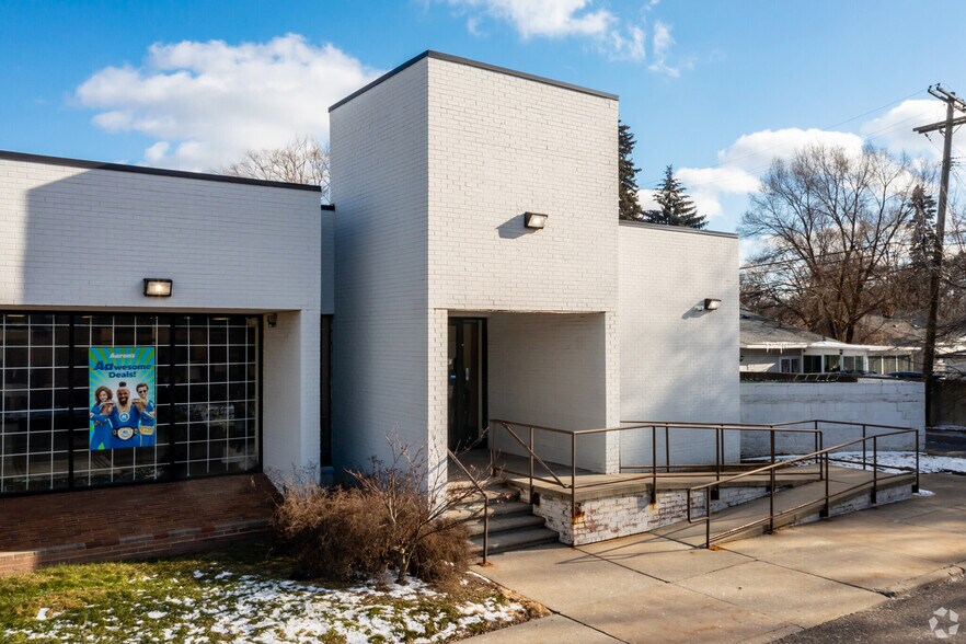 More Photos Of 25001 W 8 Mile Rd, Redford Township Freestanding For Sale