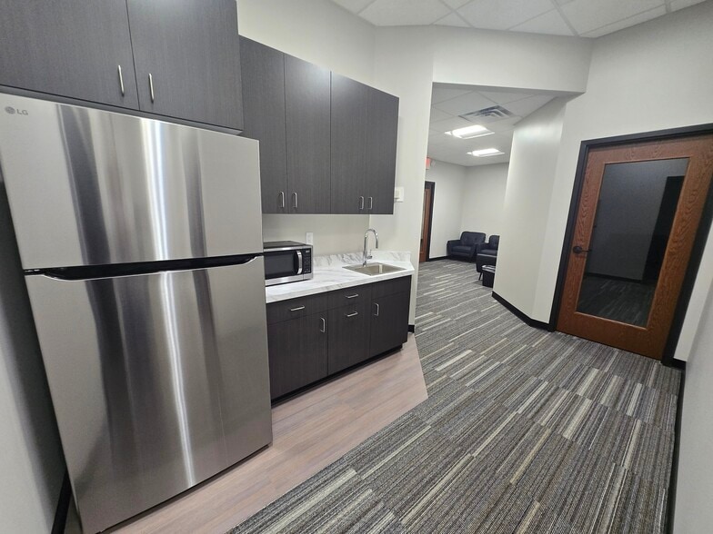 More Photos Of 7100 Northland Cir N, Brooklyn Park Office For Lease