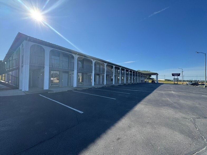 More Photos Of 990 Maple St, Russell Springs Hotel For Sale