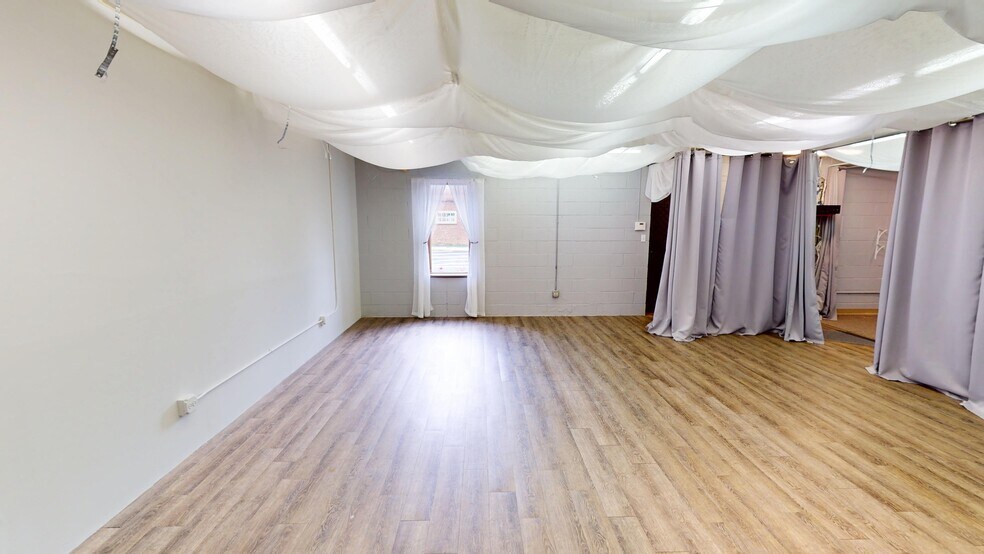 More Photos Of 236 W Northwest Hwy, Barrington Storefront Retail Office For Sale