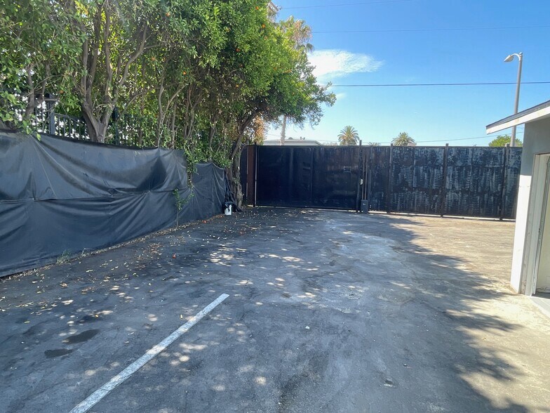 More Photos Of 16123 Wyandotte St, Van Nuys Service For Lease