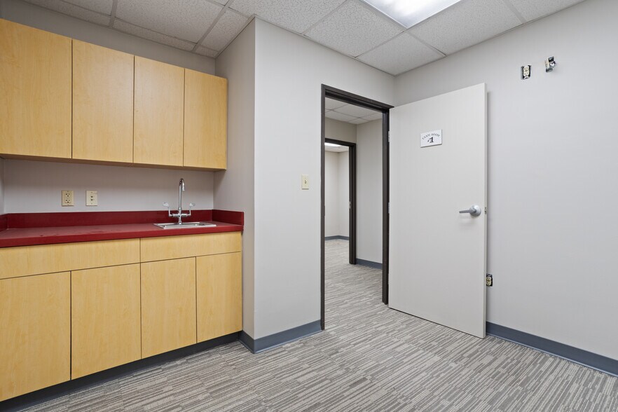 More Photos Of 282 Lameuse St, Biloxi Office For Sale