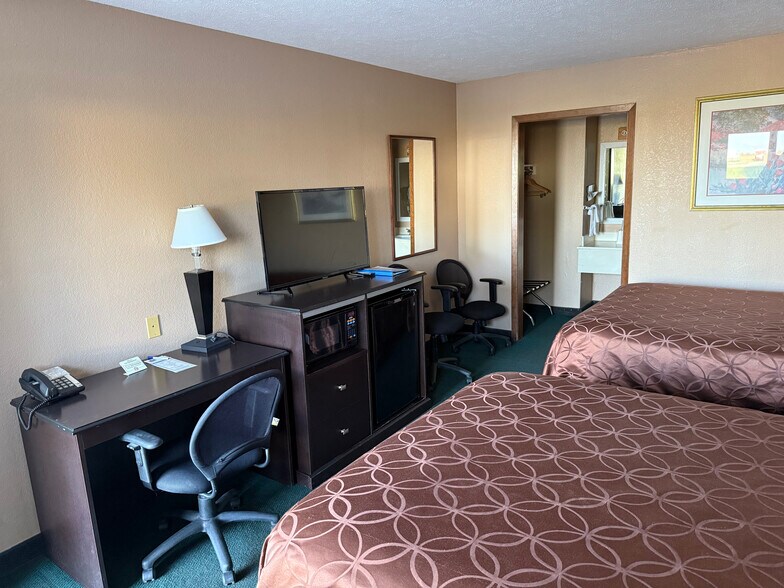 More Photos Of 2426 S Lincoln Ave, York Hotel For Sale