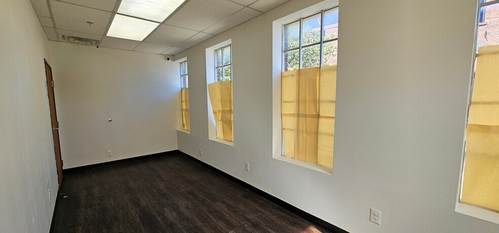 More Photos Of 3445 Highland Rd, Dallas Office For Sale