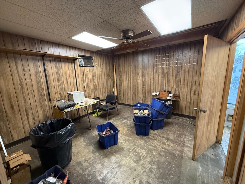 More Photos Of 111-143 S Wheeling Rd, Wheeling Warehouse For Lease