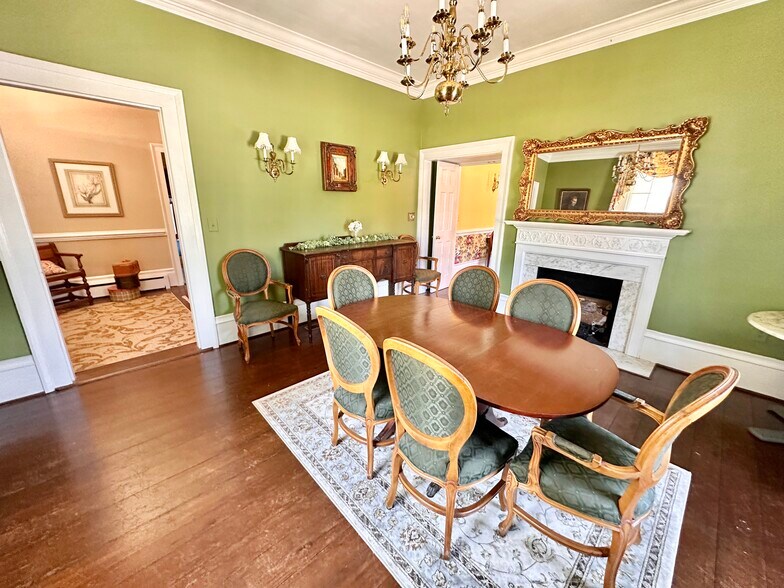 More Photos Of 615 College St, Clinton Hotel For Sale