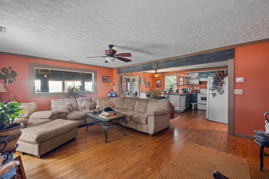 More Photos Of 607 Butts Mill Rd, Pine Mountain General Retail For Sale