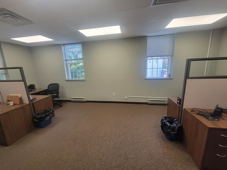 More Photos Of 105 Chesley Dr, Media Office For Lease