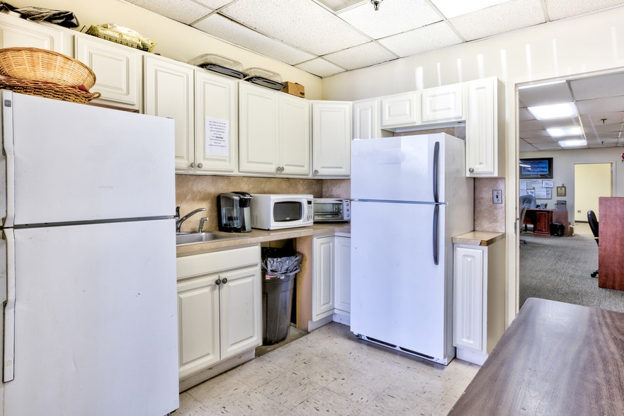 More Photos Of 110 Bi County Blvd, Farmingdale Light Distribution For Lease