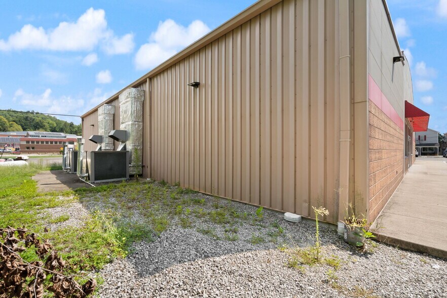 More Photos Of 109 W Water St, Borden Freestanding For Sale
