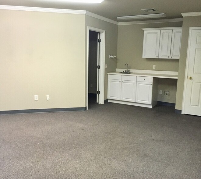 More Photos Of 1936 N Broadway St, Moore Showroom For Lease