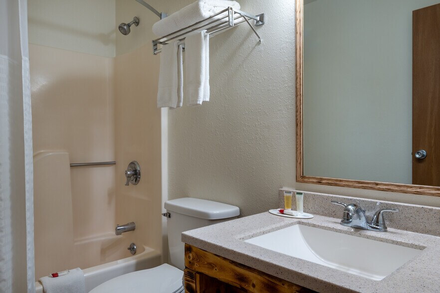 More Photos Of 105 Centennial Dr, Livingston Hotel For Sale