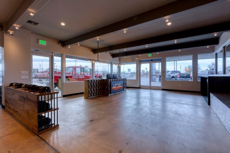 More Photos Of 3120 E Bell Rd, Phoenix Auto Dealership For Sale