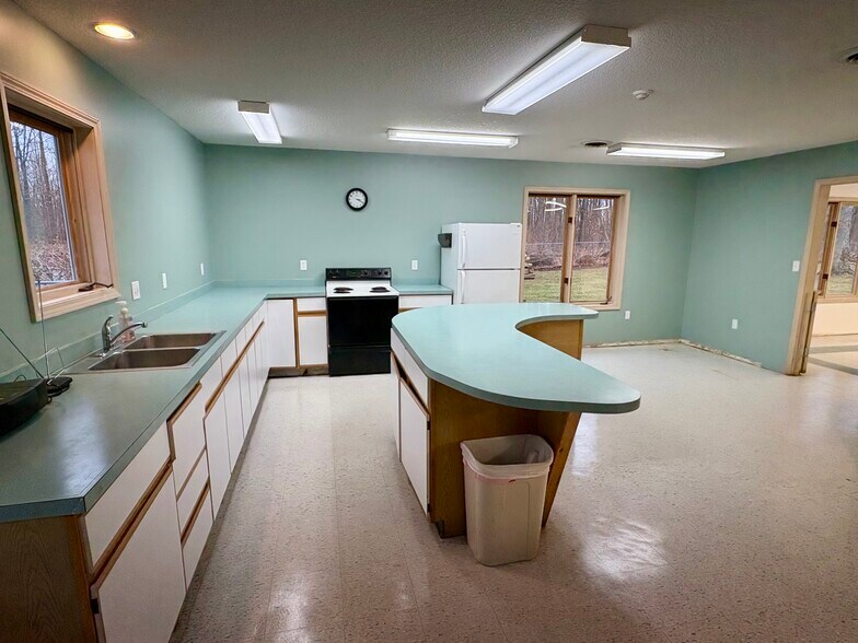 More Photos Of 615 Beardsley St, Boyne City Office For Sale