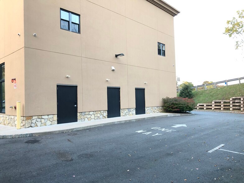 More Photos Of 281 Littleton Rd, Parsippany Freestanding For Lease