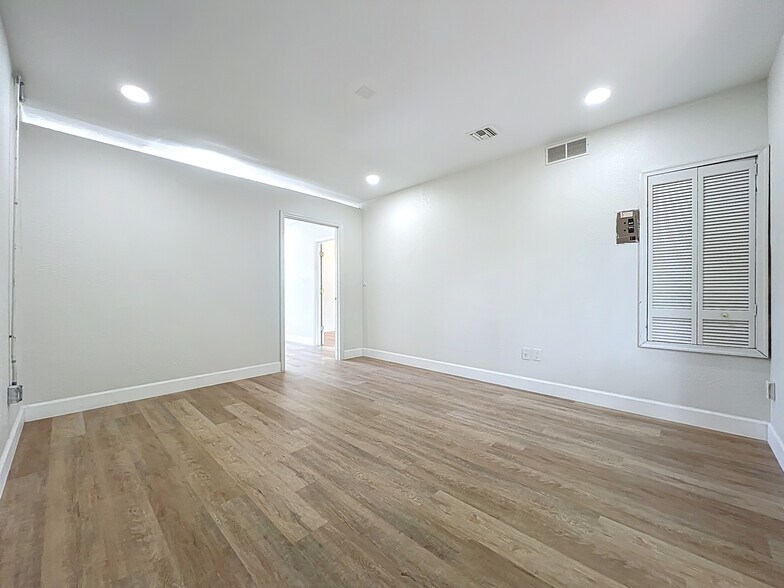 More Photos Of 507 East St, Longwood Office Residential For Lease