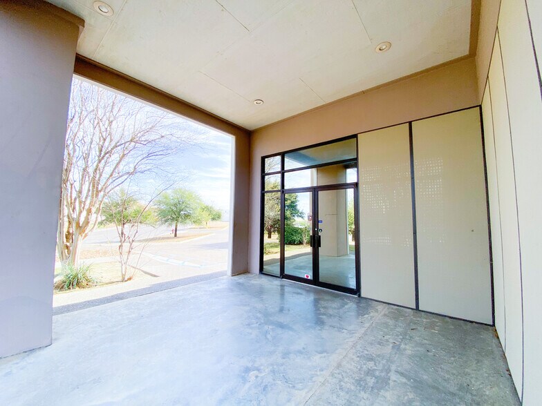 More Photos Of 801 Hallmark Dr, Laredo Warehouse For Lease