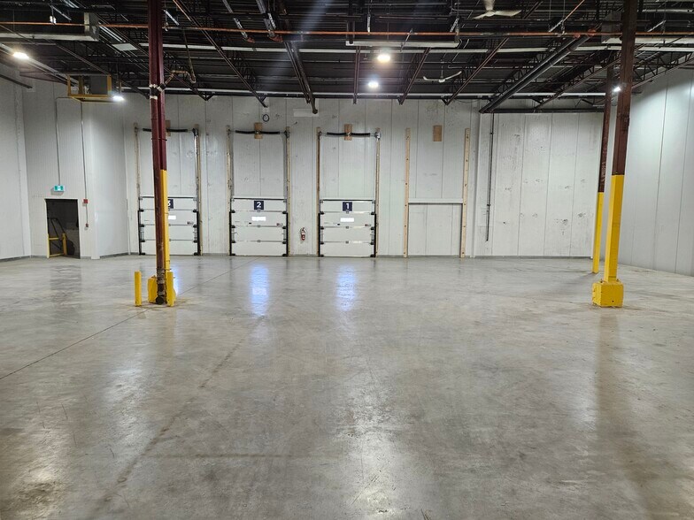 More Photos Of 11625 Av 55e, Montréal Warehouse For Lease