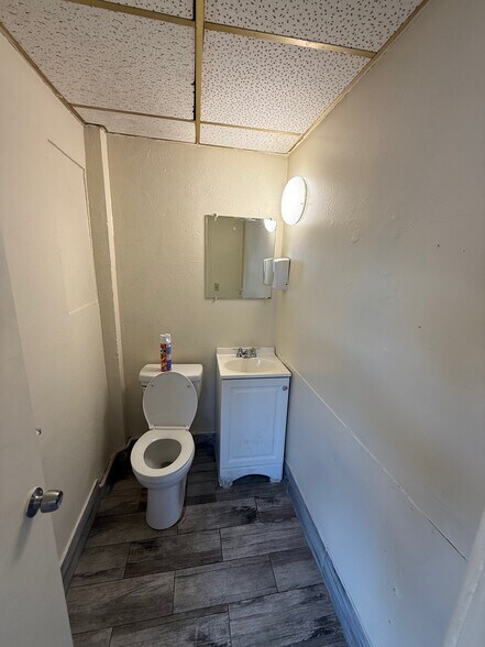 More Photos Of 4517-4525 Hollywood Blvd, Hollywood Storefront Retail Office For Lease
