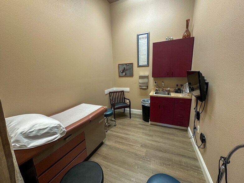 More Photos Of 2110 Railroad Ave, Redding Medical For Sale