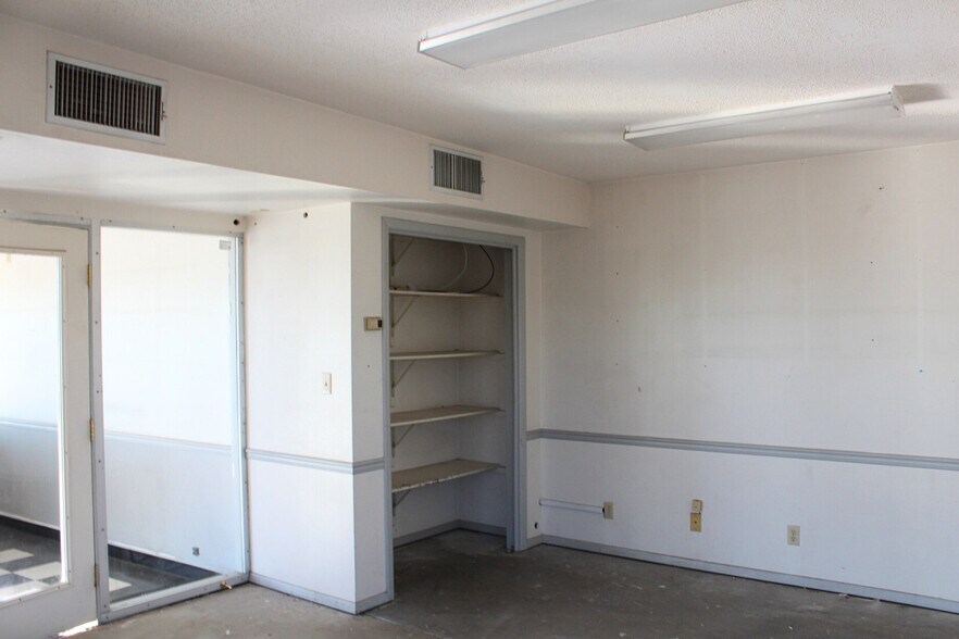More Photos Of 700 W Picacho Ave, Las Cruces Auto Repair For Sale