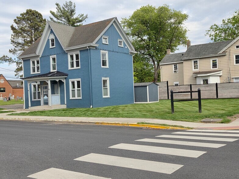 Primary Photo Of 104 E Pine St, Georgetown Office Residential For Lease