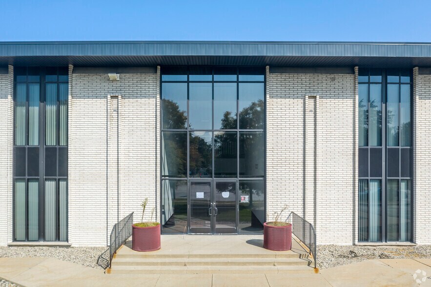 More Photos Of 16500 W 12 Mile Rd, Southfield Office For Lease