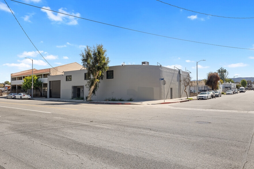Primary Photo Of 18536 Oxnard St, Tarzana Warehouse For Sale