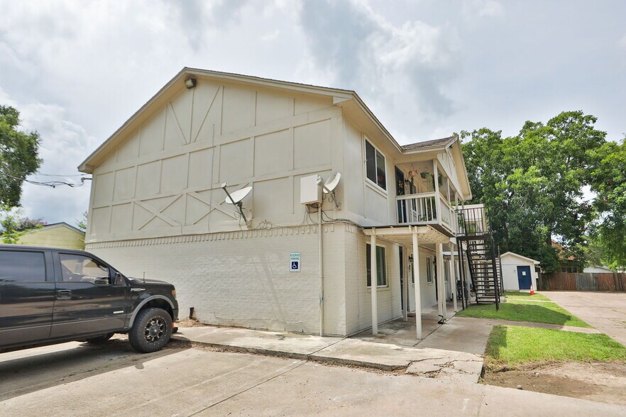 More Photos Of 1312 W Adoue St, Alvin Apartments For Sale
