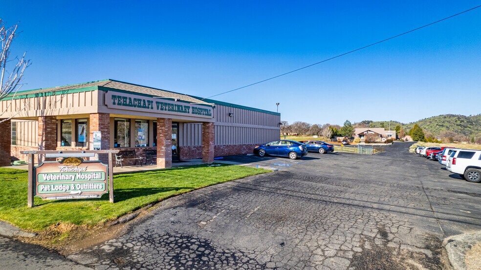Primary Photo Of 20693 Woodford Tehachapi Rd, Tehachapi Veterinarian Kennel For Sale