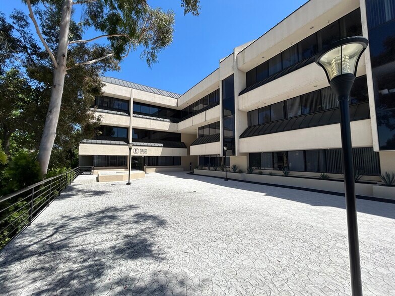 More Photos Of 22144 Clarendon St, Woodland Hills Office For Lease