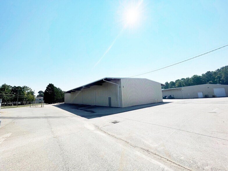 More Photos Of 810 Center St, Apex Warehouse For Lease