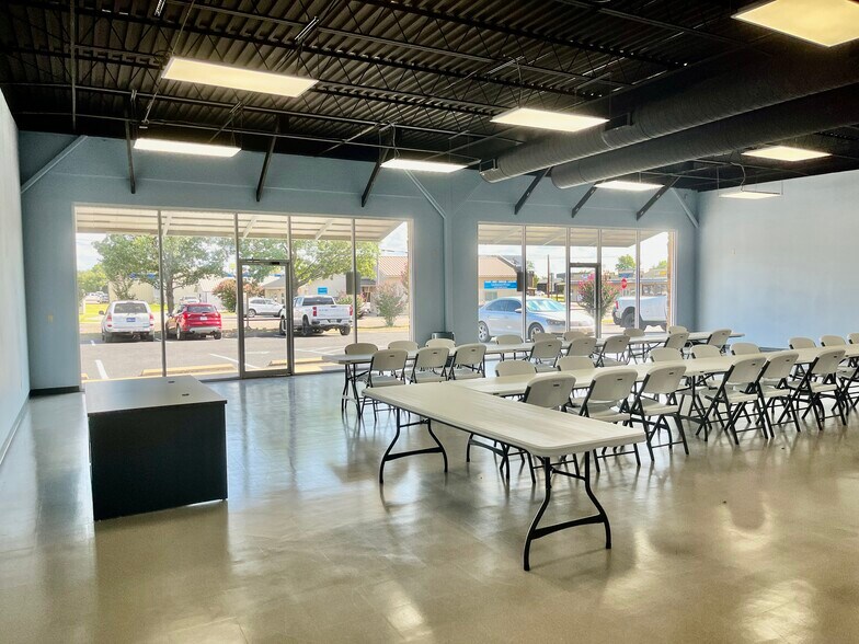 More Photos Of 102 W Dallas St, Llano Storefront Retail Office For Lease