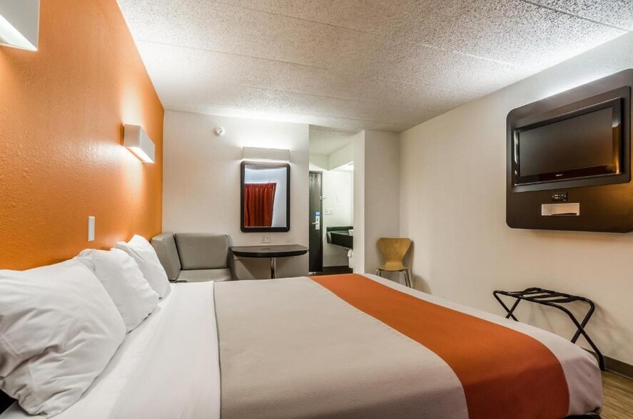 More Photos Of 4817 S Lincoln Ave, York Hotel For Sale