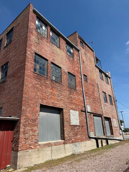 More Photos Of 1343 Knox St, North Kansas City Warehouse For Sale