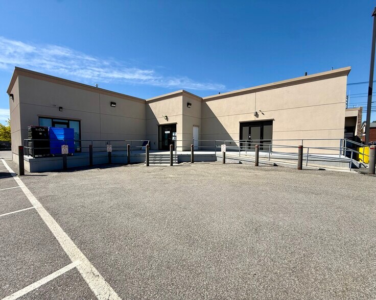 More Photos Of 315 S Broadway, Salem Freestanding For Lease